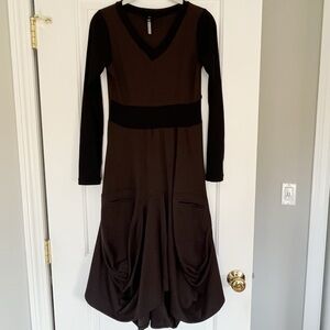 OIZINI Like New Magic Dress - Brown with Black Rib Trim